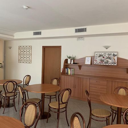 Hotel Tiffany Ріміні Екстер'єр фото